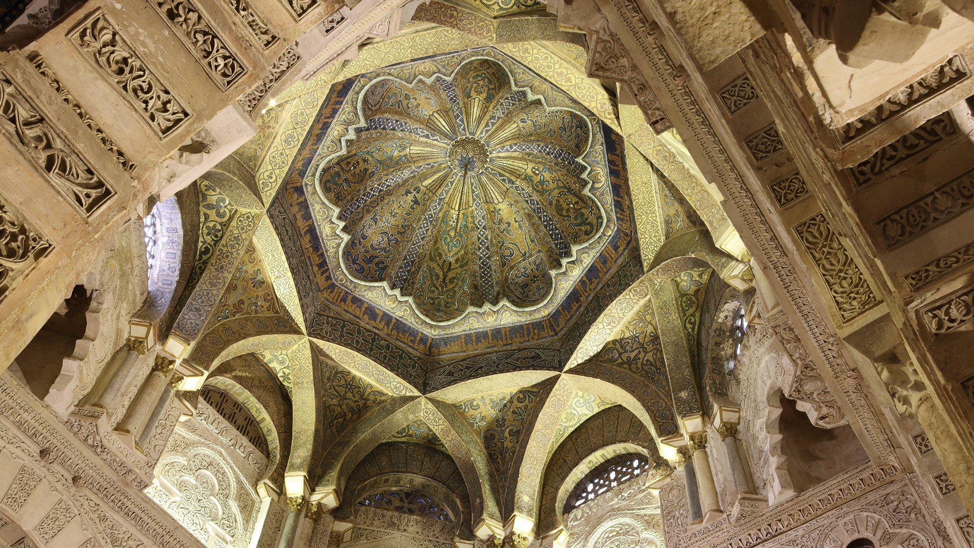 a ornate ceiling with many arches and a flower design