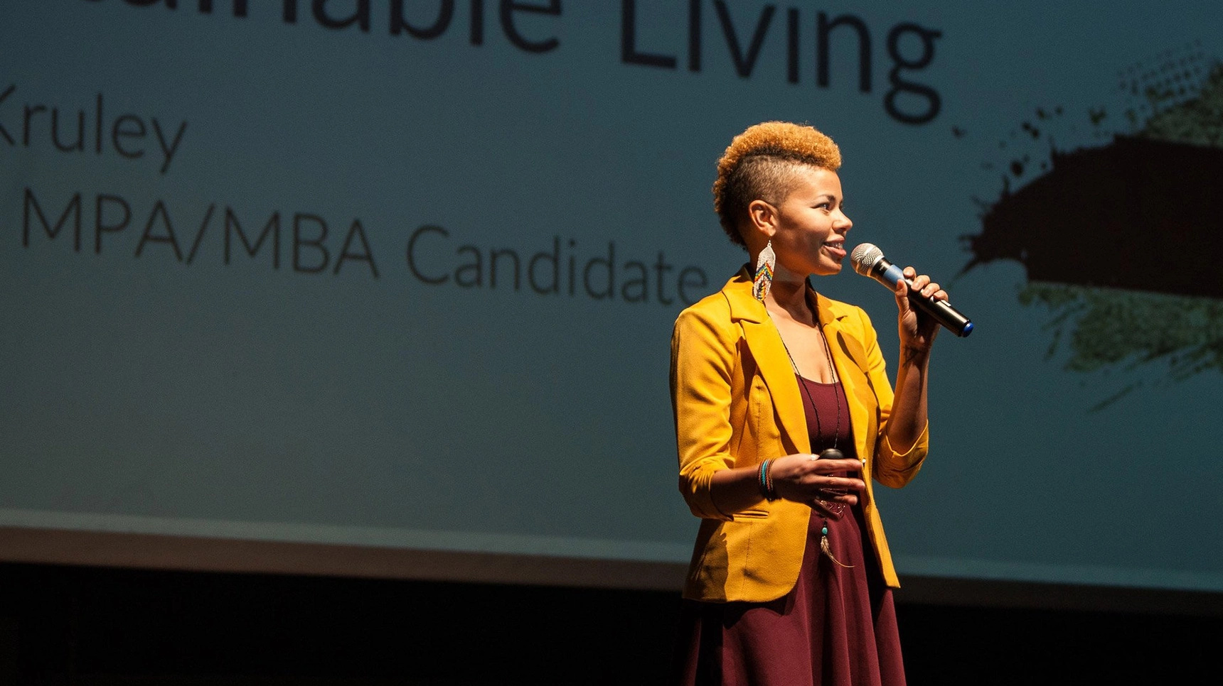 student-capstone-presentation-stage-hero (1)