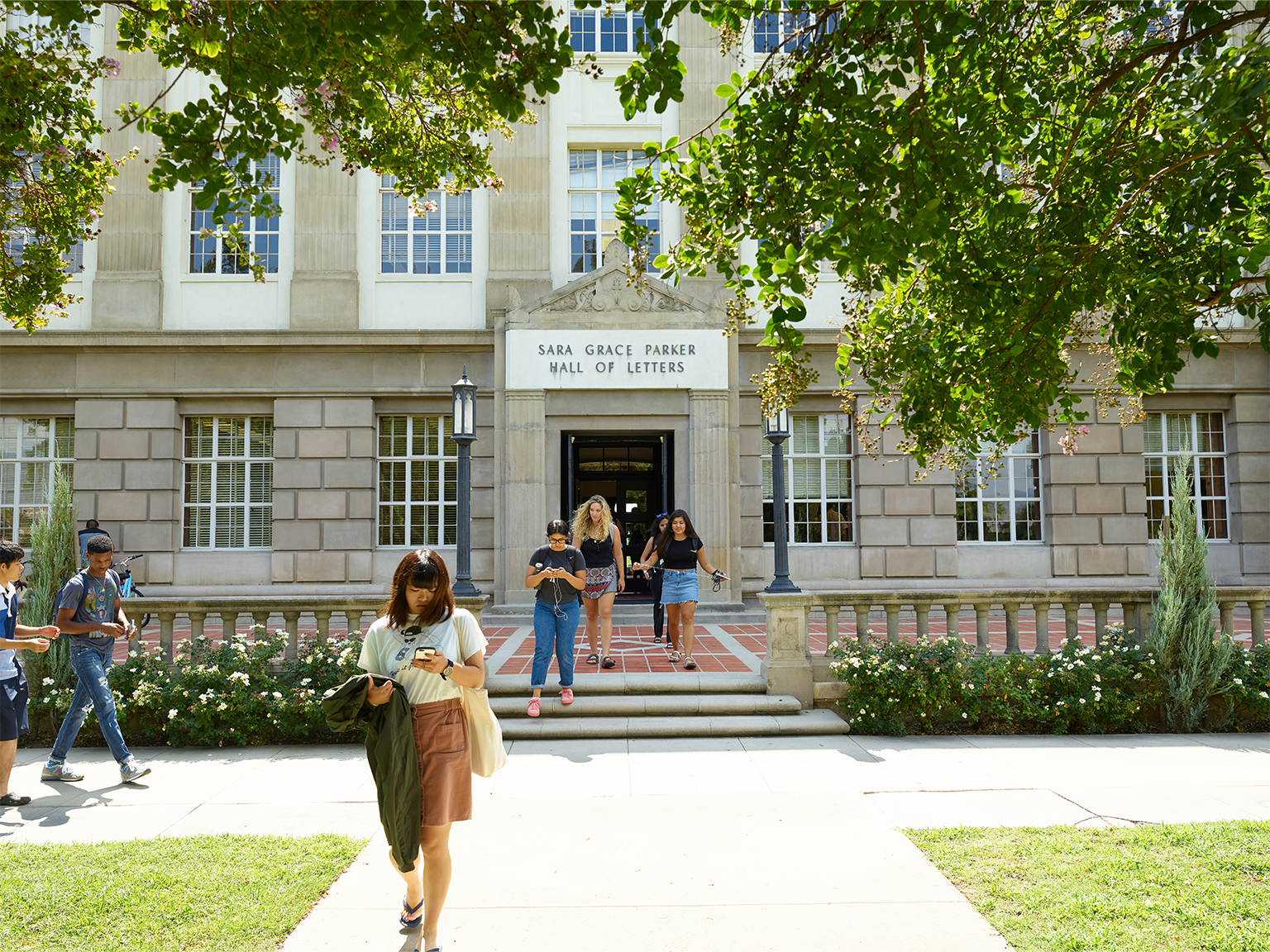 Image card - undergrad students walking to class