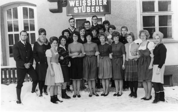 A group of people stands in front of a building in Salzburg