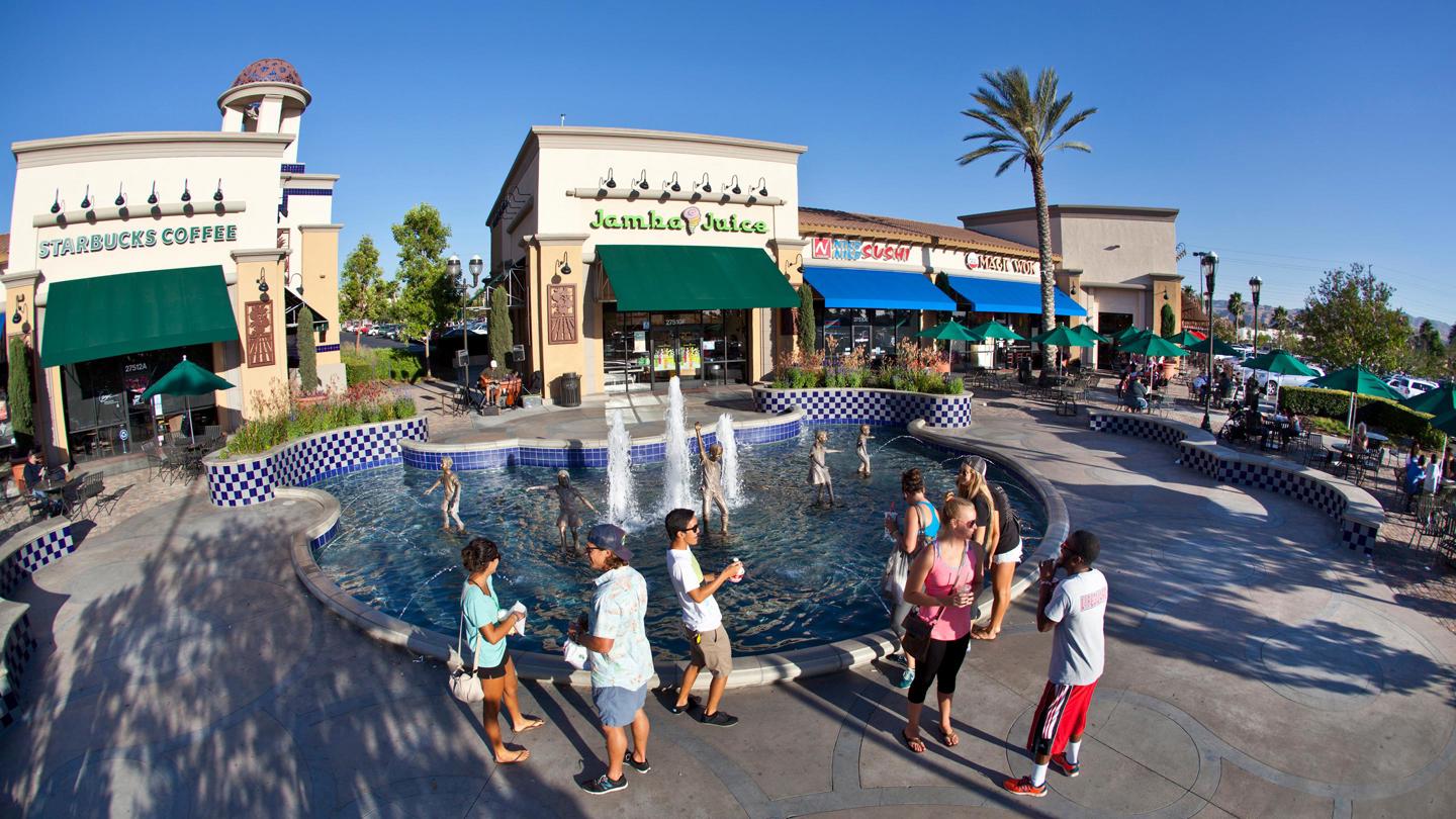 City life at Redlands in a shopping plaza.