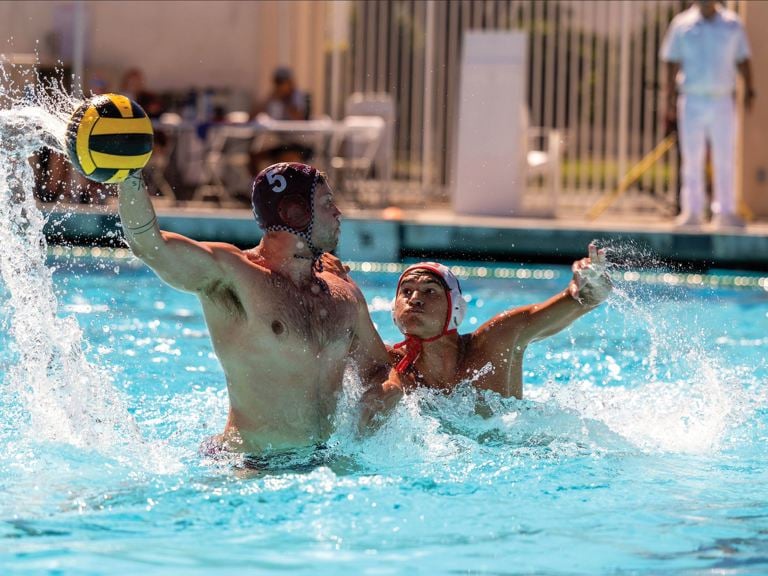 Image carousel - Athletics waterpolo game