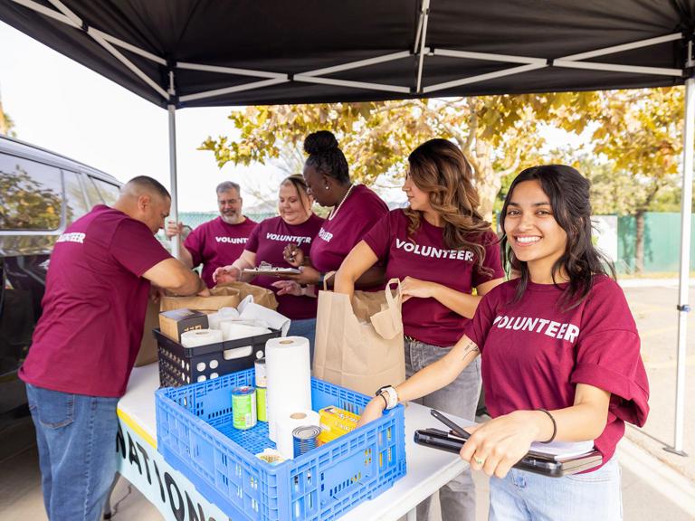 Image card - volunteers serving community